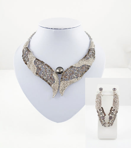 Elegant grey necklace